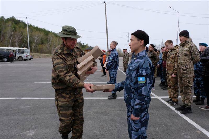 В Якутске при участии Росгвардии проведены военно-полевые сборы для школьников