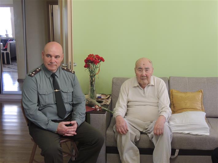 В Калмыкии представители Росгвардии навестили ветерана Великой Отечественной войны