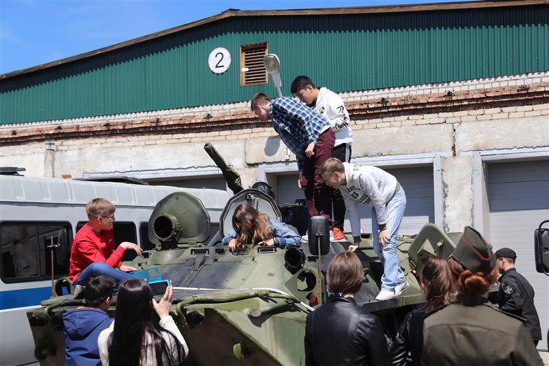 Читинские школьники побывали в гостях у ОМОН «Коршун»