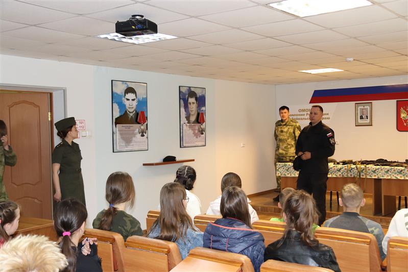Читинские школьники побывали в гостях у ОМОН «Коршун»