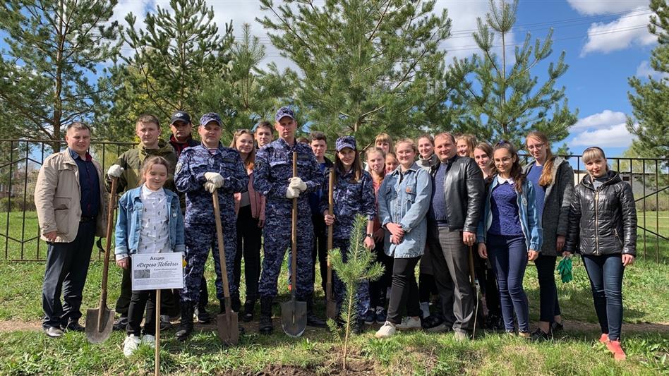 В Рязанской области сотрудники и военнослужащие Росгвардии вместе со своими детьми посадили «Лес Победы»