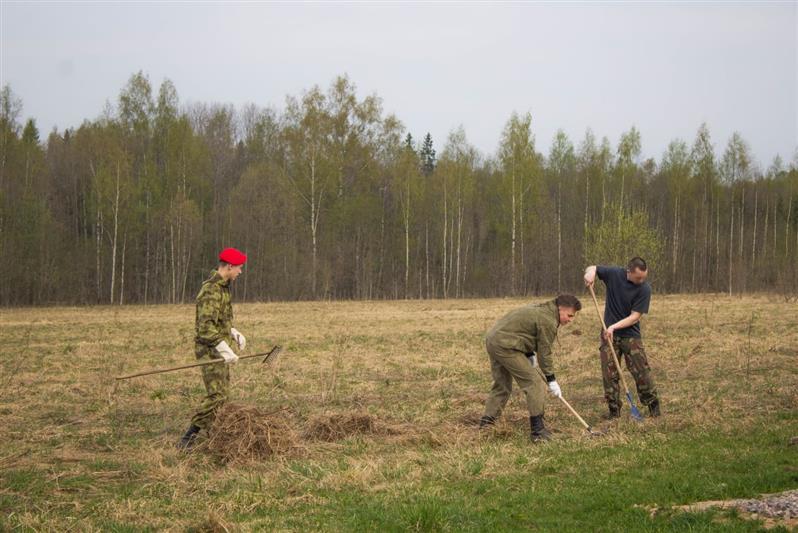 Офицеры спецназа Росгвардии привели в порядок воинское захоронение и почтили память воинов Великой Отечественной войны 