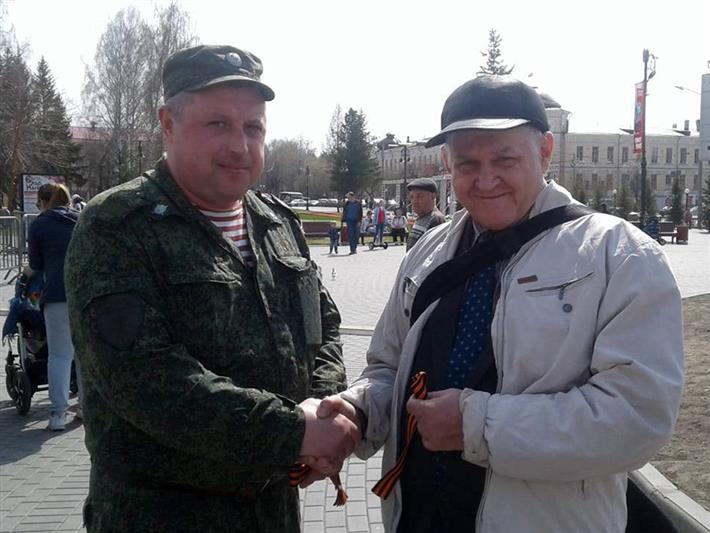 Томские росгвардейцы вручили горожанам Георгиевские ленточки под аккомпанемент военного оркестра 