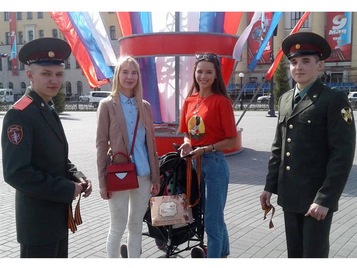 Томские росгвардейцы вручили горожанам Георгиевские ленточки под аккомпанемент военного оркестра 