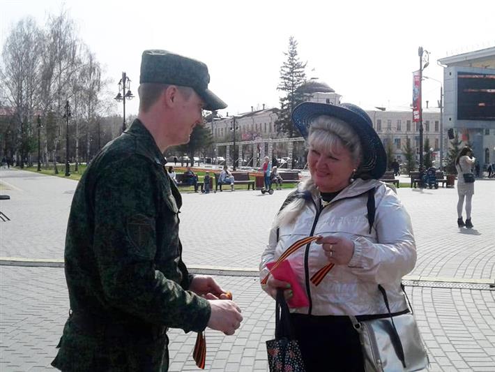 Томские росгвардейцы вручили горожанам Георгиевские ленточки под аккомпанемент военного оркестра 