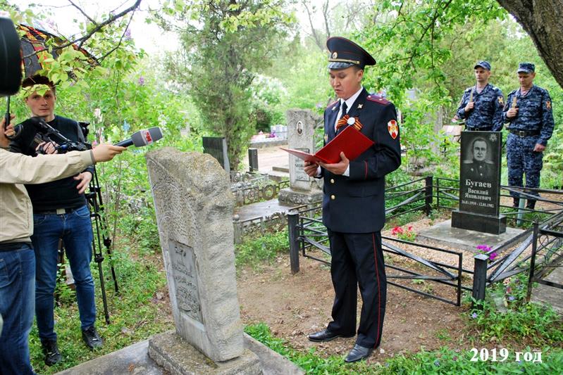 Росгвардейцы восстановили захоронение летчика-фронтовика, ставшего в послевоенные годы первым начальником вневедомственной охраны Крыма (фото, видео)