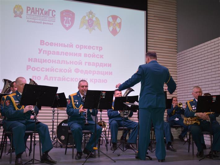 Музыканты оркестра Управления Росгвардии по Алтайскому краю присоединились к всероссийской акции ведомства «Мелодии Победы»