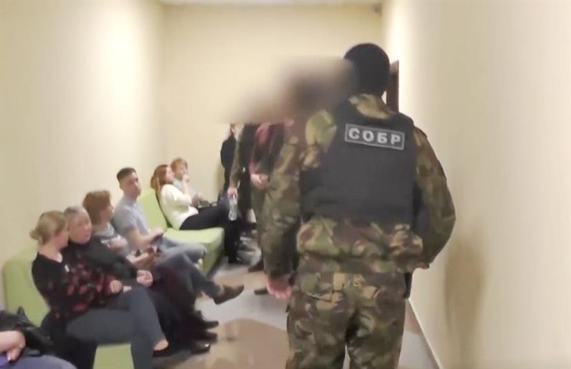 При участии петербургского СОБР проведены обыски по уголовному делу о масштабном мошенничестве под видом оказания медицинских услуг