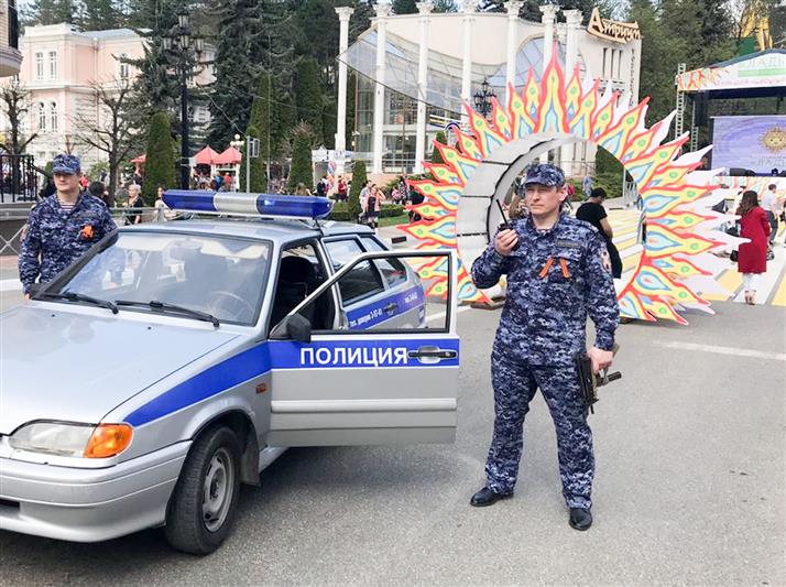 В Кисловодске сотрудники вневедомственной охраны Росгвардии обеспечивают безопасность Фестиваля художественных промыслов «Ладья 2019»