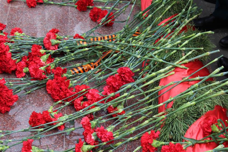 В Саратове росгвардейцы благоустроили мемориал погибшим зенитчикам и раздали Георгиевские ленты