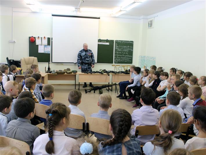 Бойцы новосибирского ОМОН рассказывают школьникам о выдающемся оружейном конструкторе Михаиле Калашникове