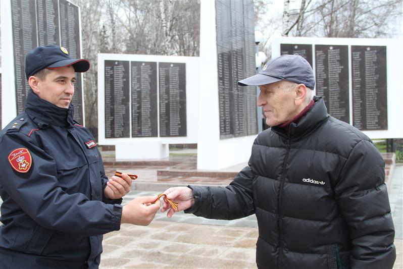 В Тюмени росгвардейцы поддерживают Всероссийскую акцию «Георгиевская лента»