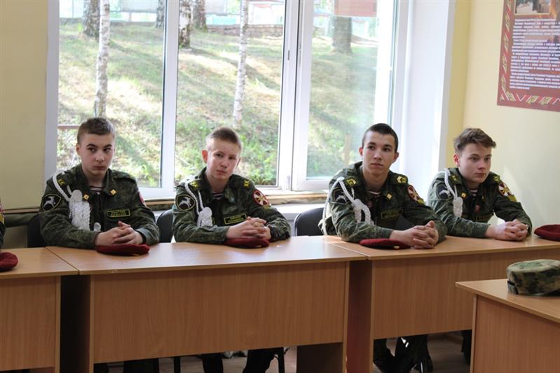 Кировские росгвардейцы провели круглый стол с учащимися кадетских классов 