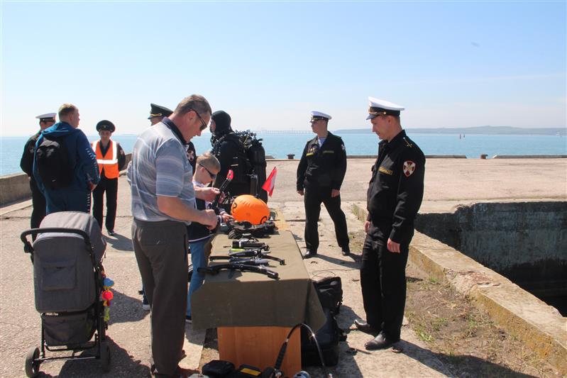Военнослужащие морского отряда Росгвардии познакомили со своей службой жителей города-героя Керчи