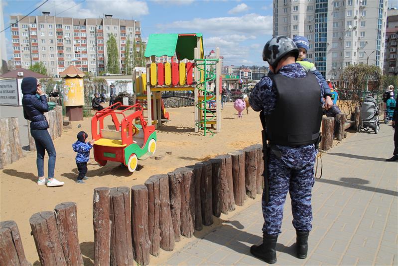 В Воронеже сотрудники Росгвардии вернули потерявшегося ребёнка родителям
