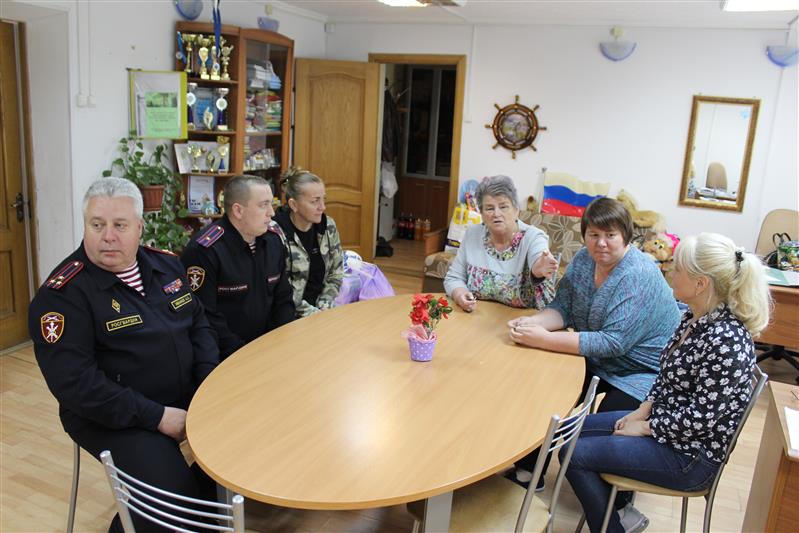 Псковские росгвардейцы посетили Центр помощи детям, оставшимся без попечения родителей