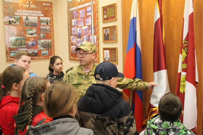 Фотовыставка, экскурсия и «Георгиевская лента»: в бригаде Росгвардии проходит комплекс мероприятий ко Дню Победы для военнослужащих и школьников