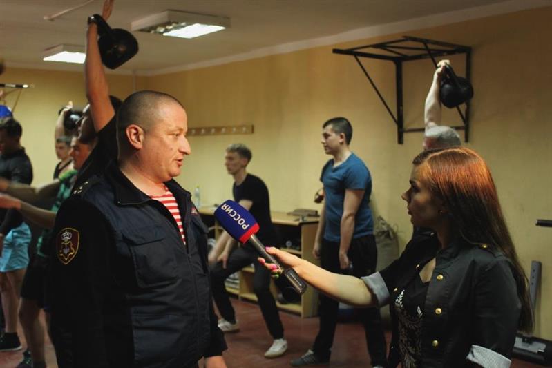 Сотрудники камчатской вневедомственной охраны пригласили журналиста регионального телеканала на занятие по физической подготовке 