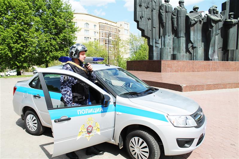 В Воронеже сотрудники Росгвардии передали полиции двух мужчин с крупной партией наркотиков 