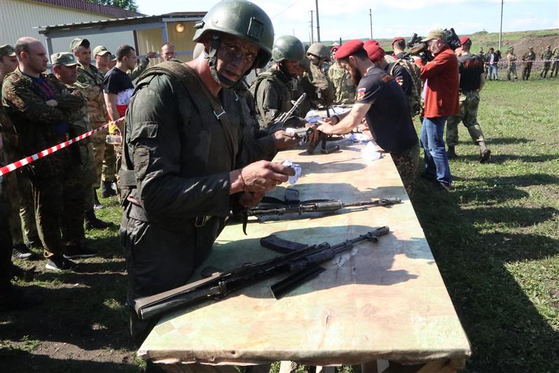 18 росгвардейцев завоевали право ношения крапового берета по итогам квалификационных испытаний в Северо-Кавказском округе (фото, видео)
