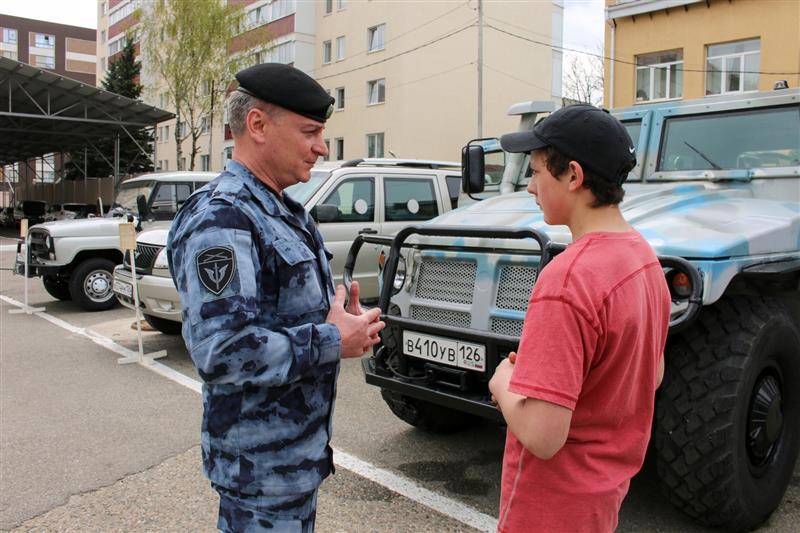 Сотрудники ОМОН провели для юных ставропольцев урок мужества в рамках акции «Георгиевская лента»