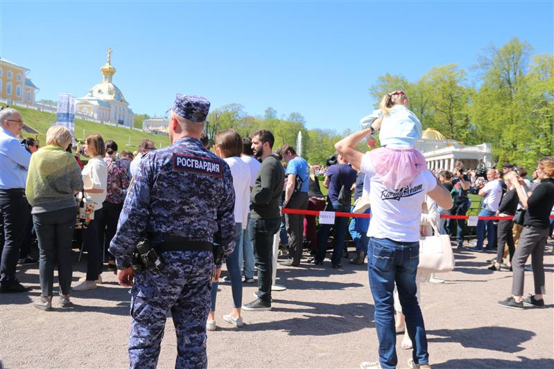 Росгвардия обеспечила правопорядок на празднике фонтанов в Петергофе