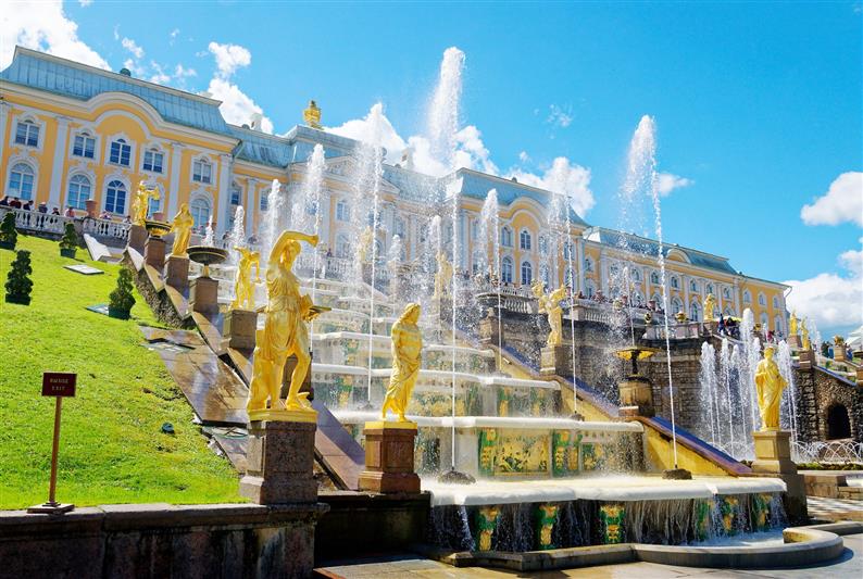 Росгвардия обеспечила правопорядок на празднике фонтанов в Петергофе