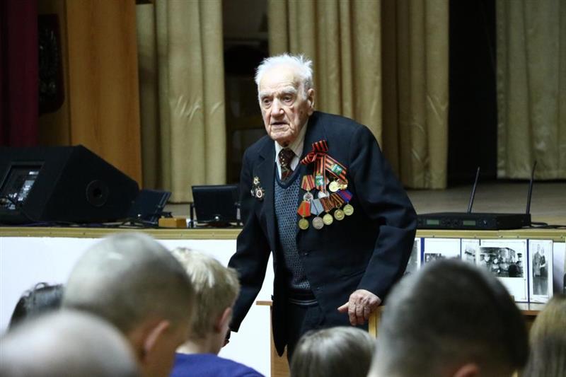 Личный состав парадного расчета Уральского округа Росгвардии встретился с участником штурма Берлина (видео)