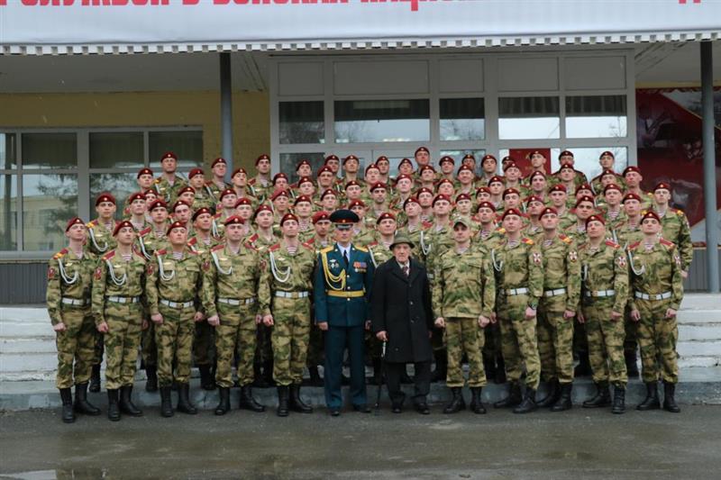 Личный состав парадного расчета Уральского округа Росгвардии встретился с участником штурма Берлина (видео)