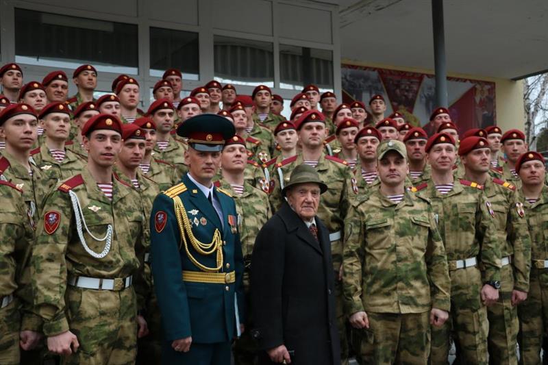 Личный состав парадного расчета Уральского округа Росгвардии встретился с участником штурма Берлина (видео)