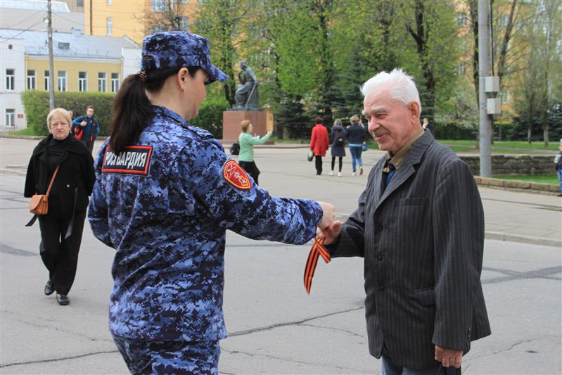 В Смоленске и Ярославле росгвардейцы провели мероприятия всероссийской акции «Георгиевская лента»