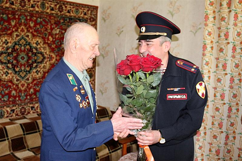 Донские росгвардейцы поздравили с наступающим Днем Победы ветерана-фронтовика и проведали вдов участников Великой Отечественной войны (фото, видео)