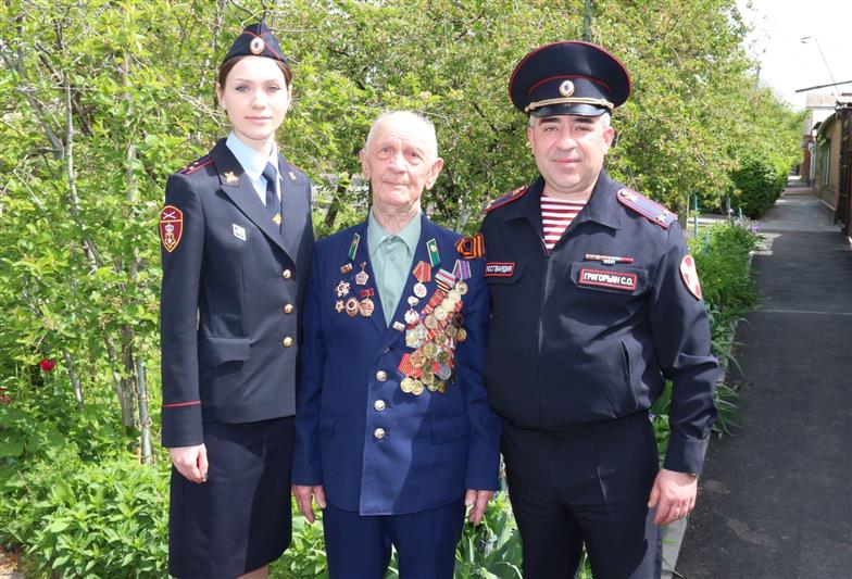 Донские росгвардейцы поздравили с наступающим Днем Победы ветерана-фронтовика и проведали вдов участников Великой Отечественной войны (фото, видео)