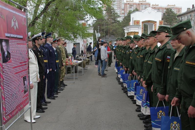 В Хабаровске при участии росгвардейцев проведено торжественное мероприятие, посвященное убытию призывников на военную службу