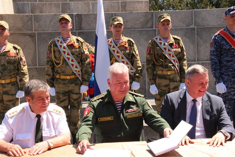 Представители Росгвардии приняли участие в гашении почтового конверта, посвященного Герою Советского Союза Степану Неустроеву (фото)