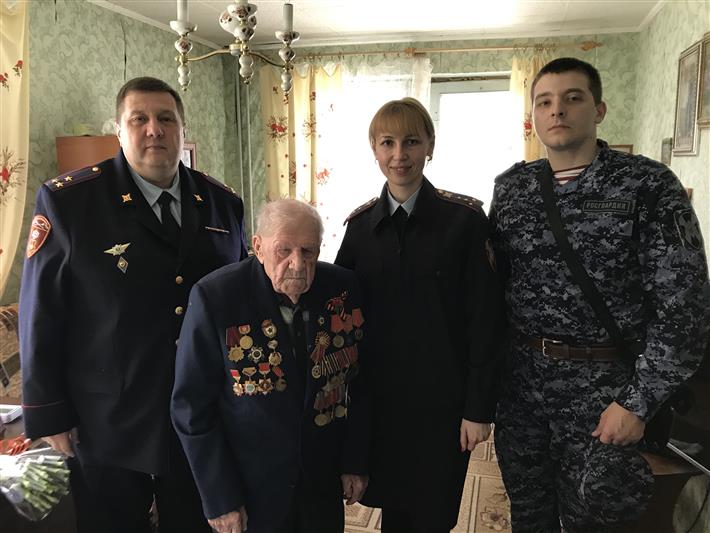 Подмосковные росгвардейцы навестили ветеранов Великой Отечественной войны и поздравили их с наступающим Днем Победы
