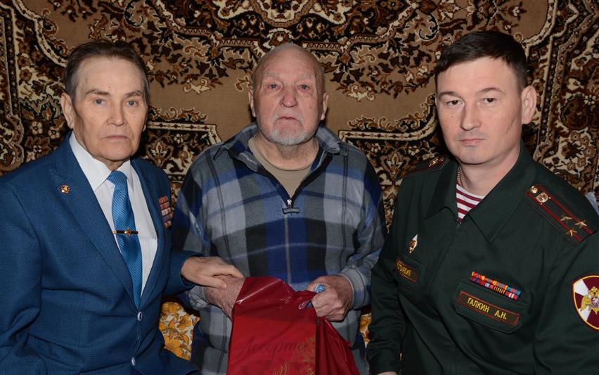 Заместитель командира ОДОН навестил ветерана Великой Отечественной войны
