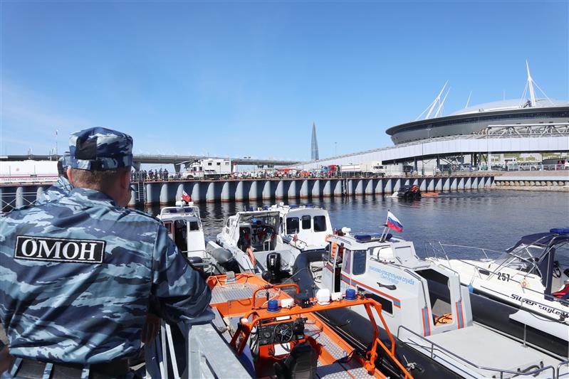 Бойцы петербургского ОМОН приняли участие в строевом смотре сил и средств, предназначенных для обеспечения безопасности на водных объектах