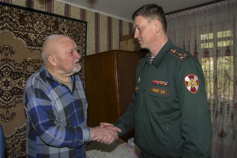 Заместитель командира ОДОН навестил ветерана Великой Отечественной войны