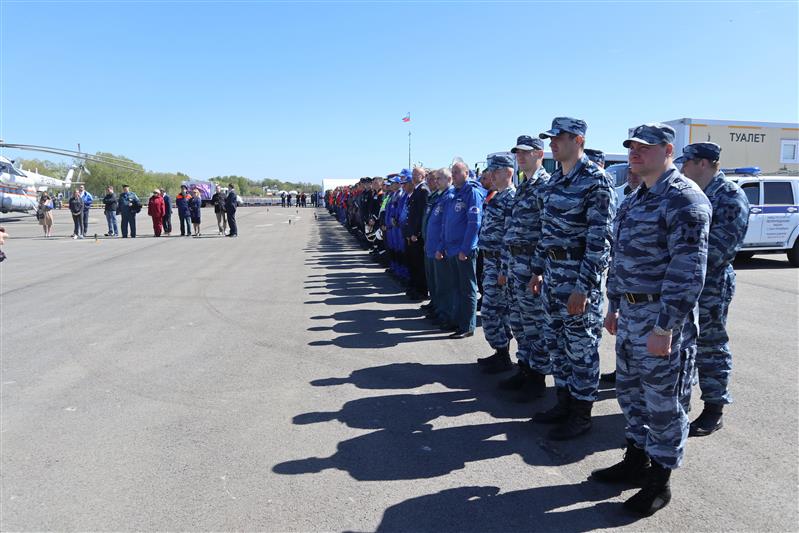 Бойцы петербургского ОМОН приняли участие в строевом смотре сил и средств, предназначенных для обеспечения безопасности на водных объектах