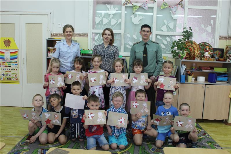 Росгвардейцы вместе с сыктывкарскими дошколятами подготовили для ветеранов праздничные открытки