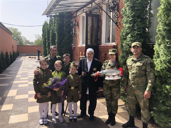 Военнослужащие назрановского полка Росгвардии и управления ведомства по Республике Ингушетия навестили ветерана Великой Отечественной войны.