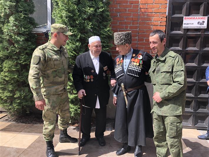 Военнослужащие назрановского полка Росгвардии и управления ведомства по Республике Ингушетия навестили ветерана Великой Отечественной войны.