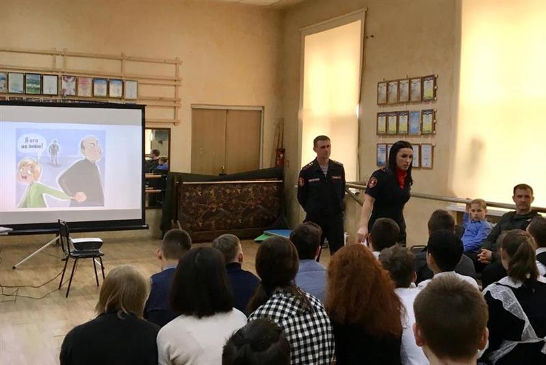 Сотрудники Росгвардии в Приморье рассказали школьникам о безопасности