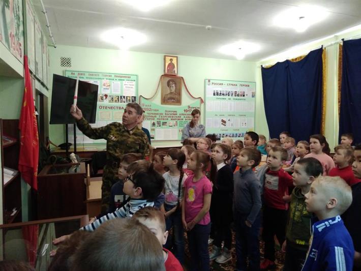 В Зауралье росгвардейцы проводят для учащихся подшефных заведений занятия патриотической направленности