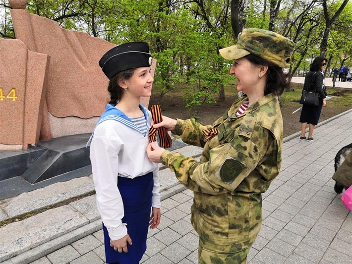 Плац-концерт, солдатская каша и обеспечение безопасности - во Владивостоке росгвардейцы приняли участие в памятном митинге