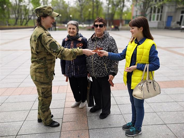Плац-концерт, солдатская каша и обеспечение безопасности - во Владивостоке росгвардейцы приняли участие в памятном митинге