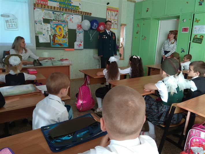 Военнослужащие калачевского соединения Росгвардии  провели для школьников медиаурок мужества в рамках акции «Георгиевская лента»