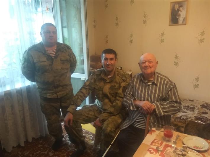 Командир смоленского отряда спецназа «Меркурий» навестил ветеранов Великой Отечественной войны