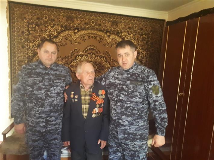 В Нальчике сотрудники вневедомственной охраны поздравили ветеранов войны